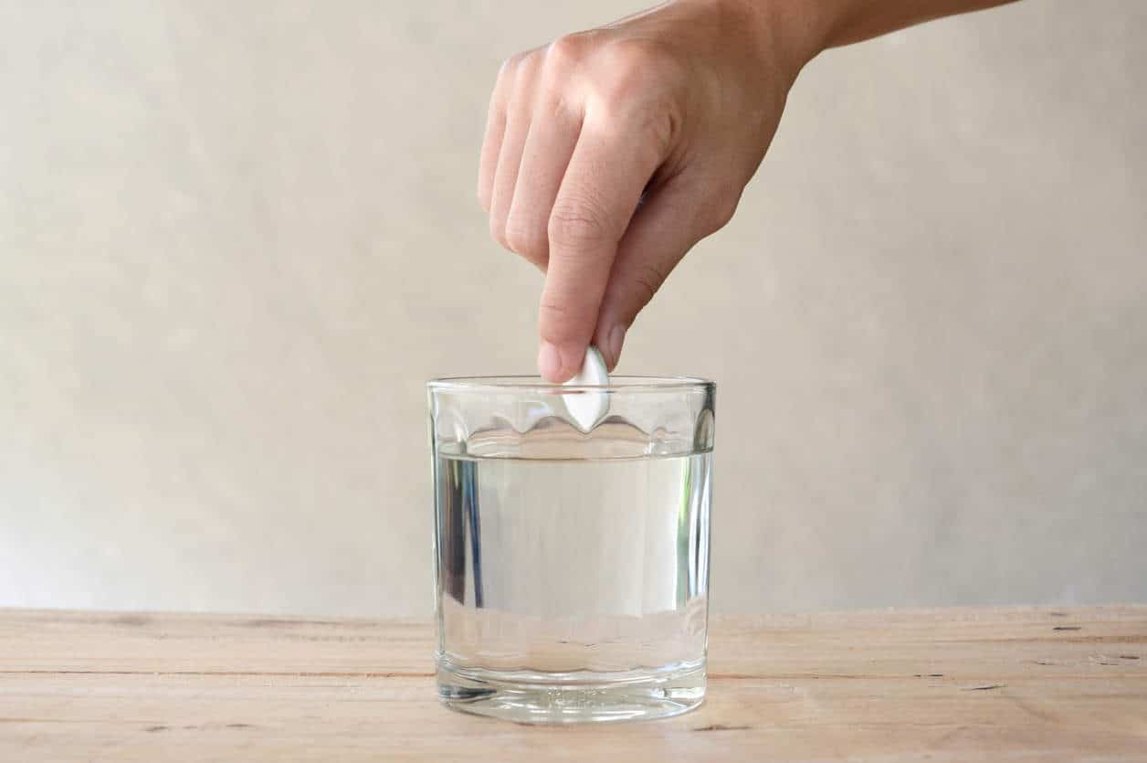 Кончает в стакан с водой