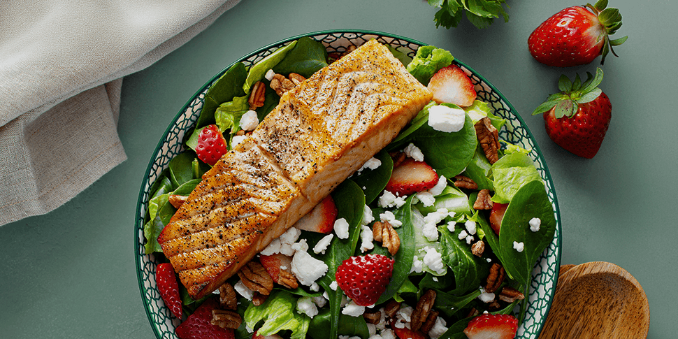 Anti-inflammatory salmon salad bowl